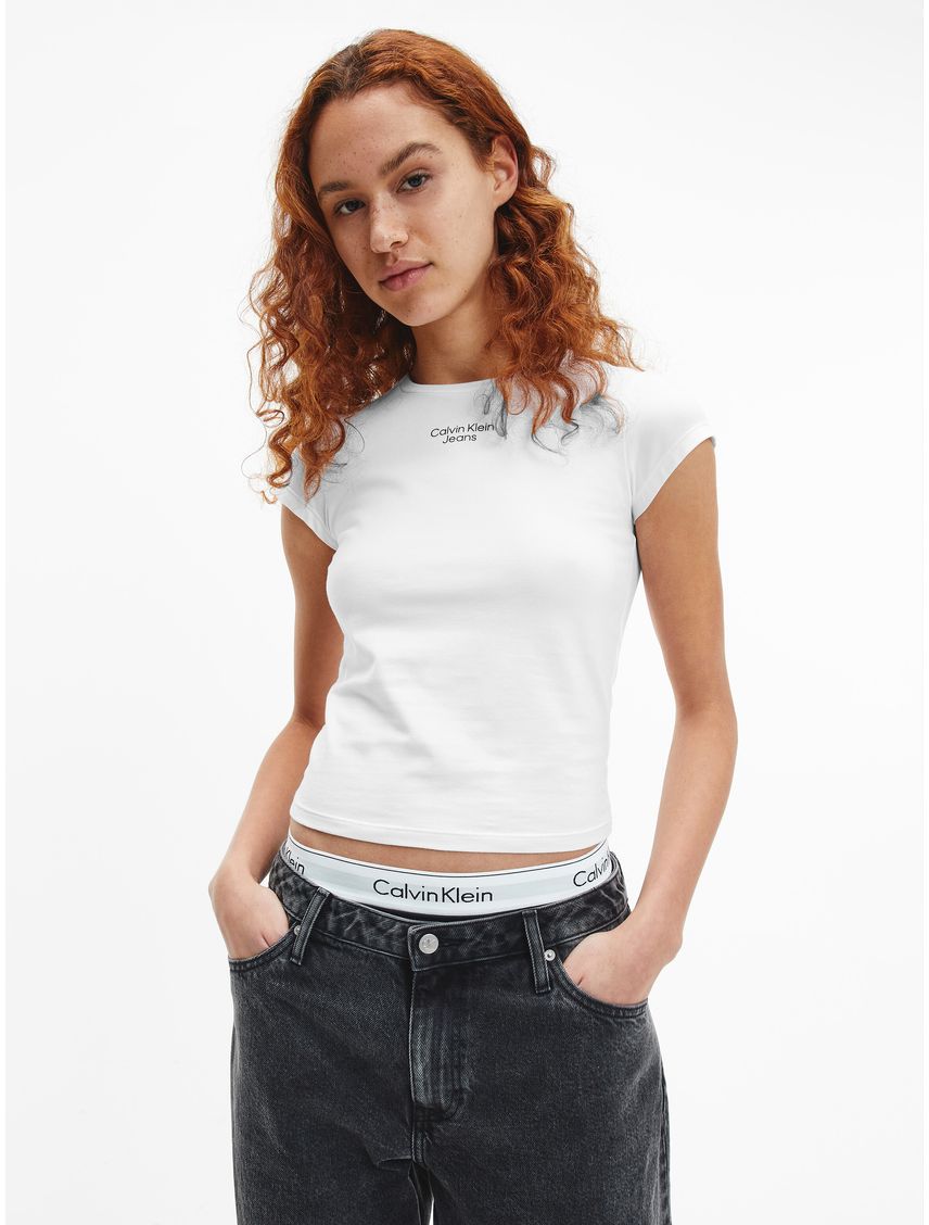 Remera Cuello Redondo y Logo Engomado Slim Fit
