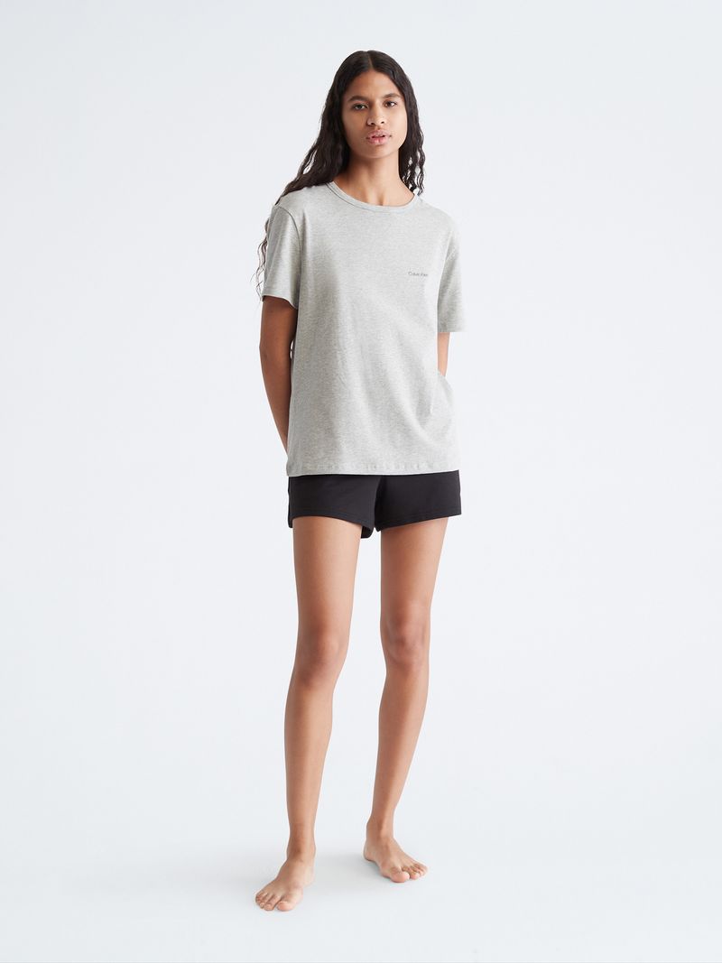 Camiseta-de-pijama-con-mini-logo