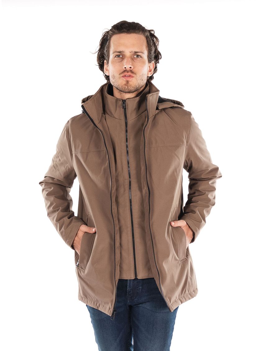 Campera liviana con capucha