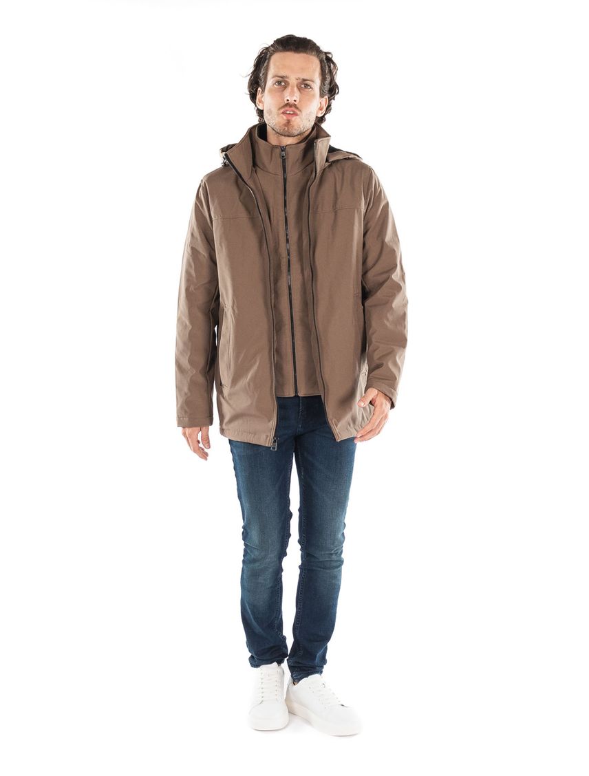 Campera liviana con capucha