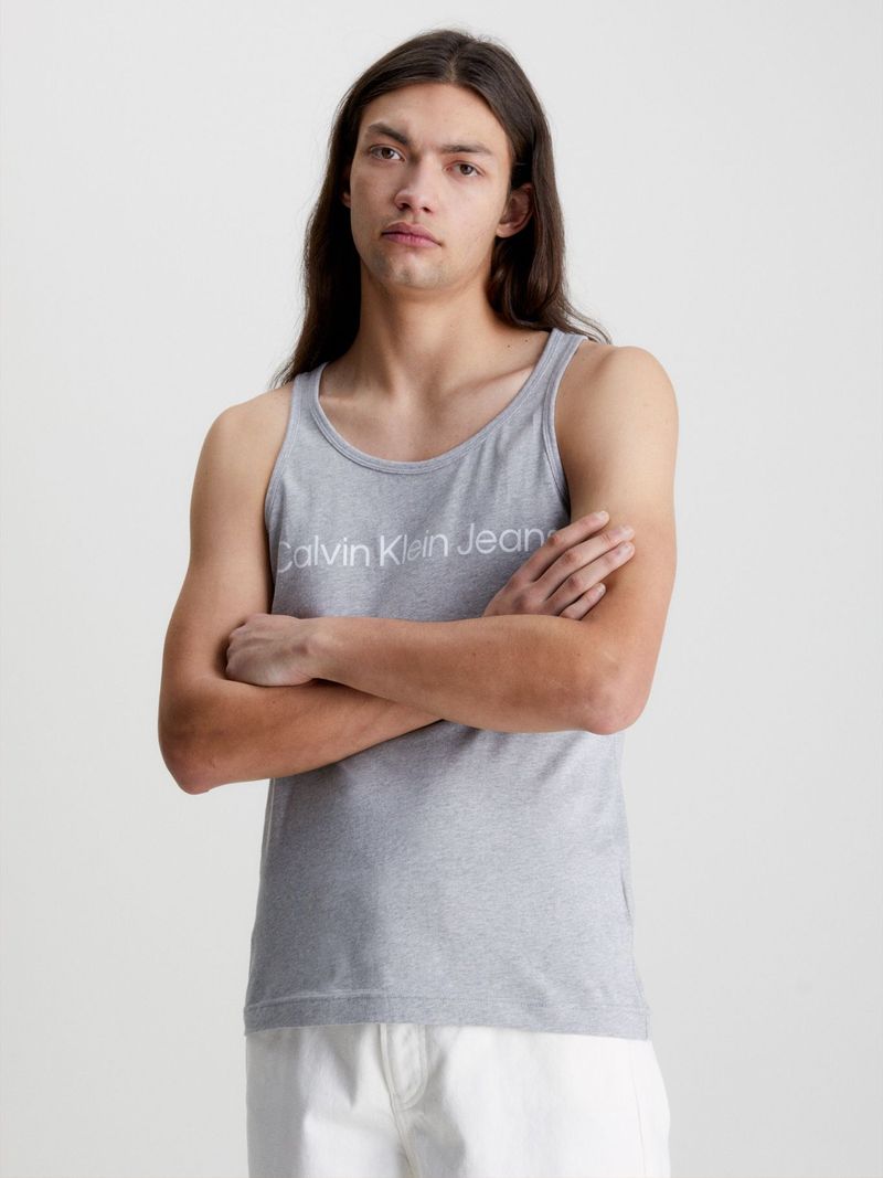 Remera-sin-mangas-con-logo-institutional