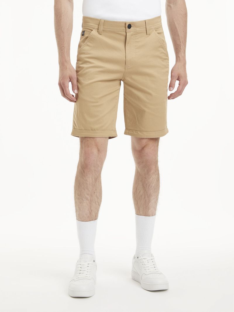 Short-casual-con-insignia