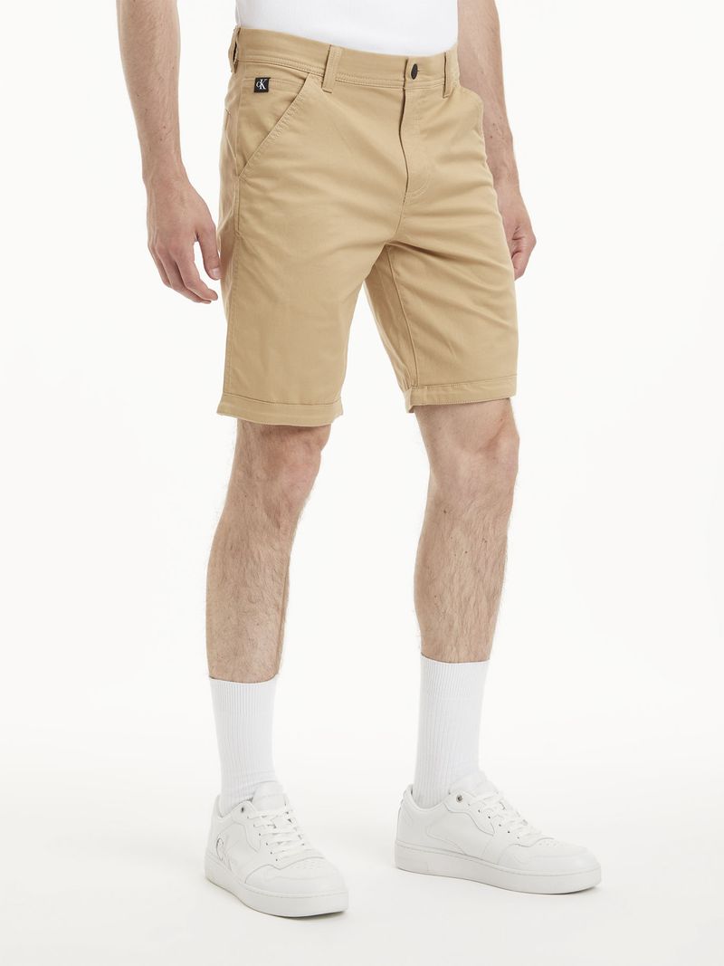 Short-casual-con-insignia