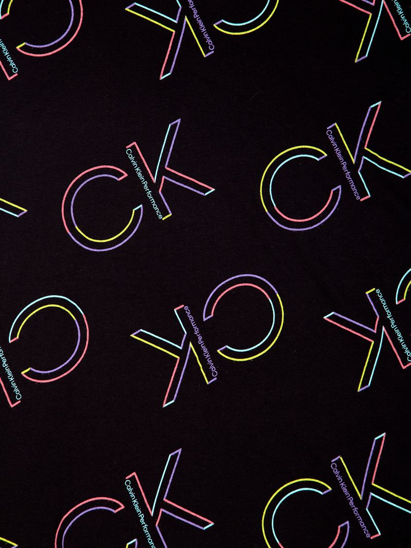 Remera-con-estampado-de-CK-arcoiris-para-niña-