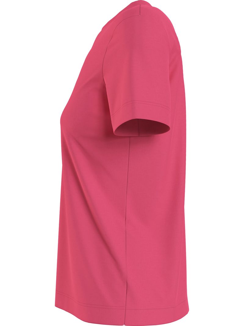 Remera-con-cuello-redondo-y-logo