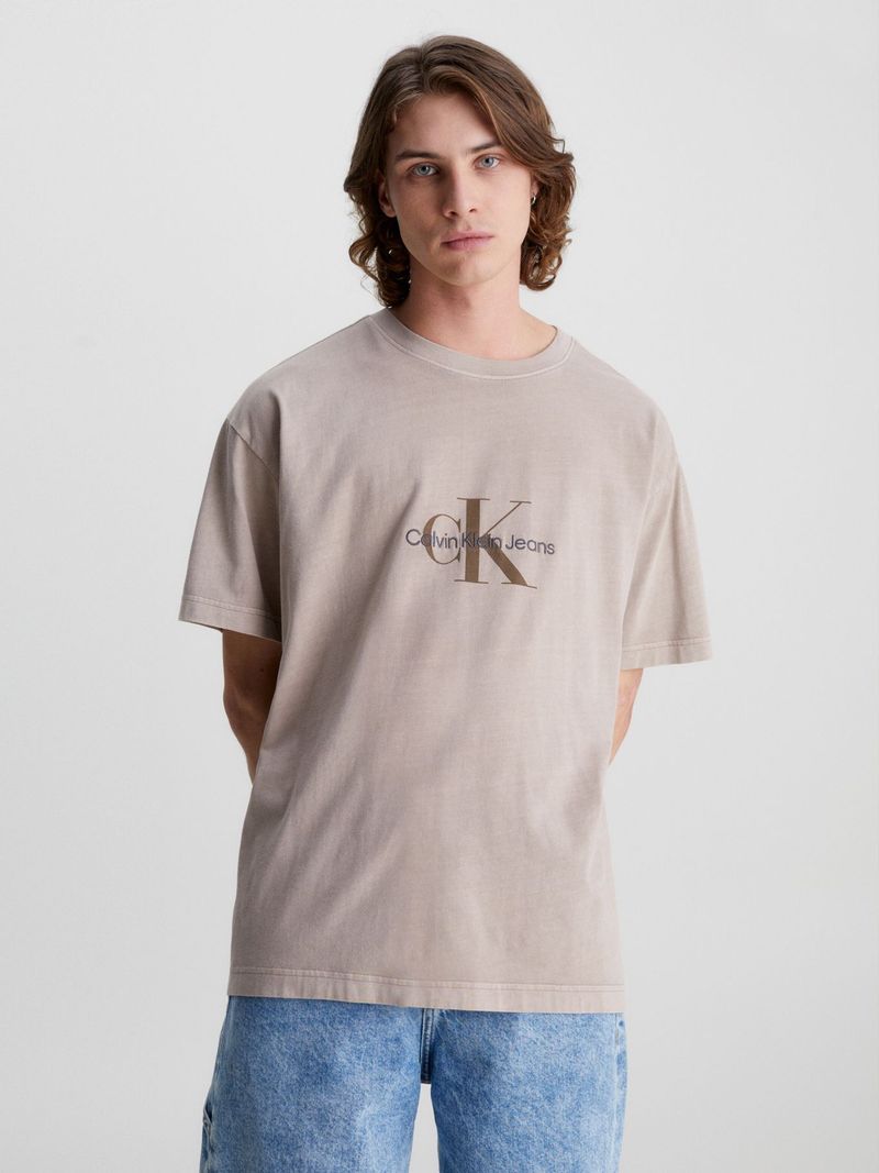 Remera-con-monograma-y-teñido-minera