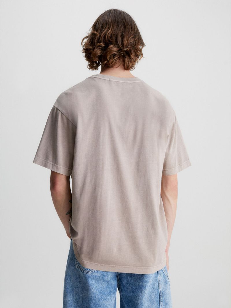 Remera-con-monograma-y-teñido-minera