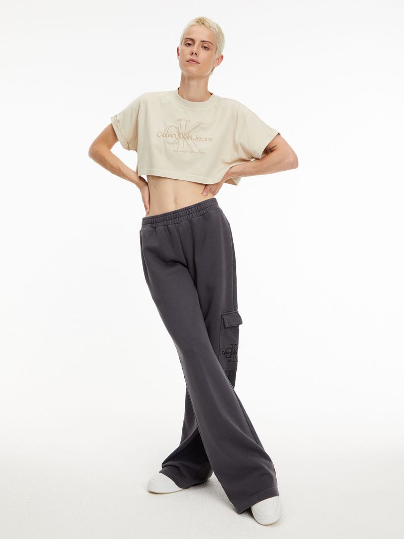 Remera-cropped-con-monograma-bordado