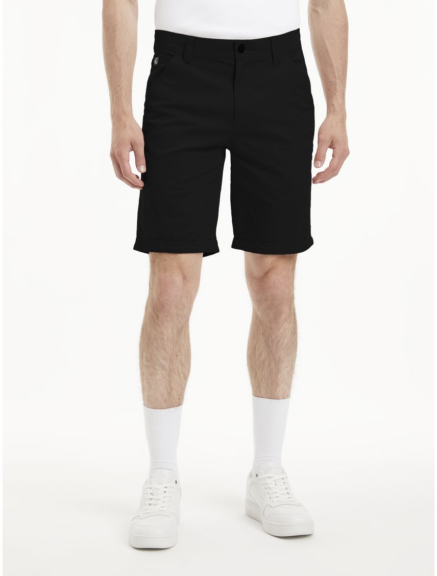 Short casual con insignia