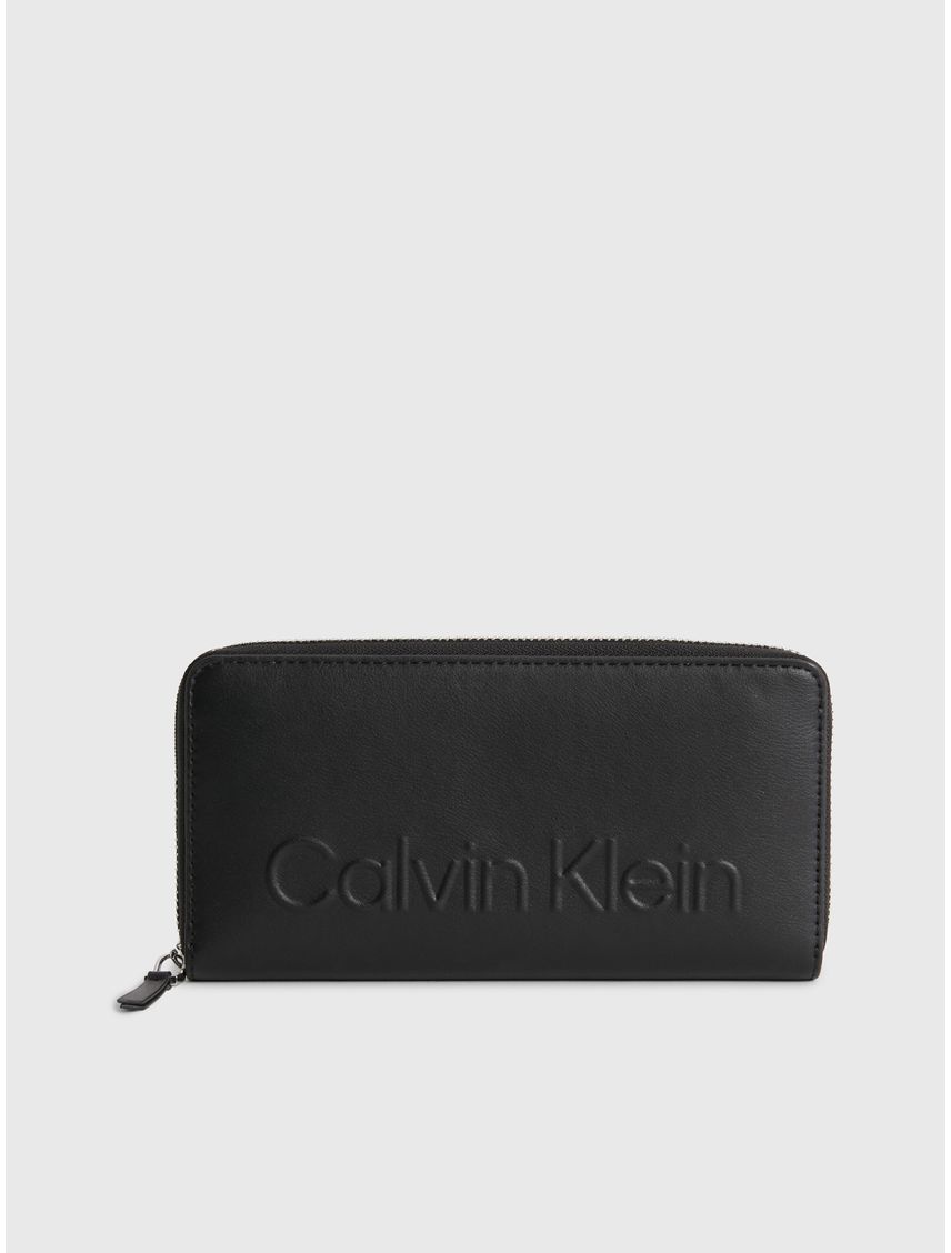 Billetera con logotipo en relieve