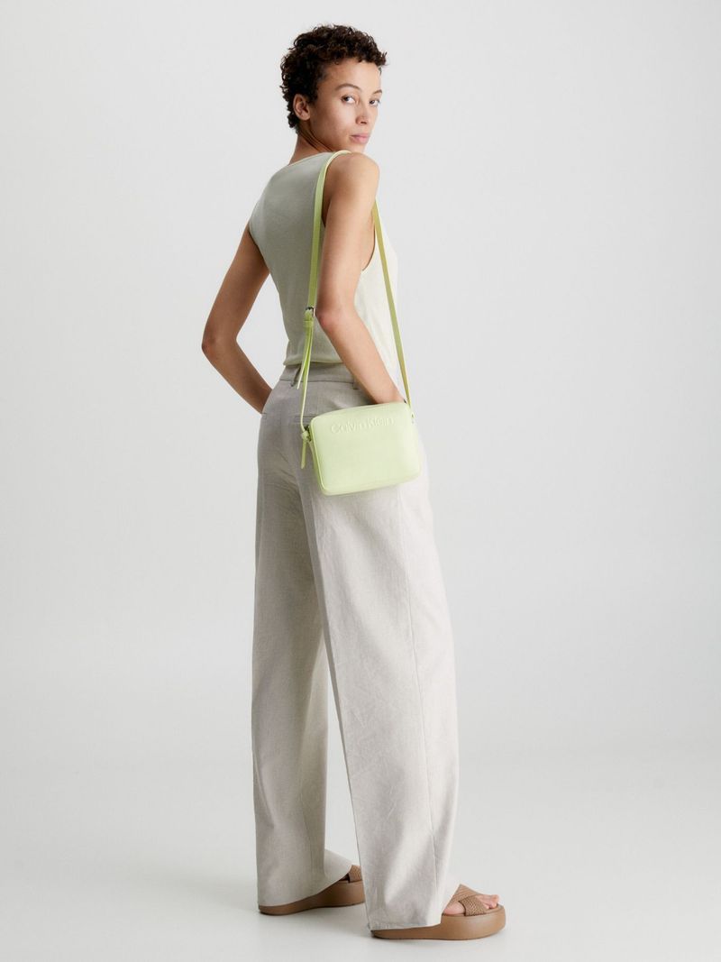 Cartera-reciclada-con-logotipo-en-relieve