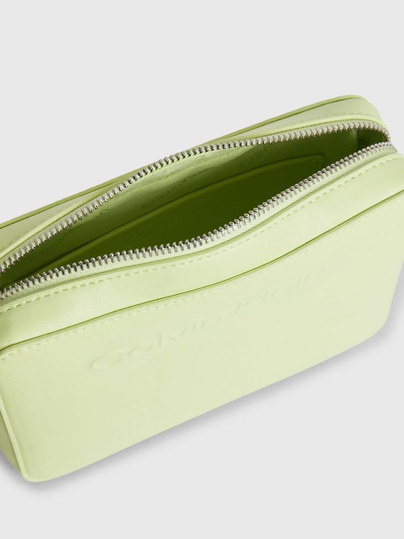 Cartera-reciclada-con-logotipo-en-relieve