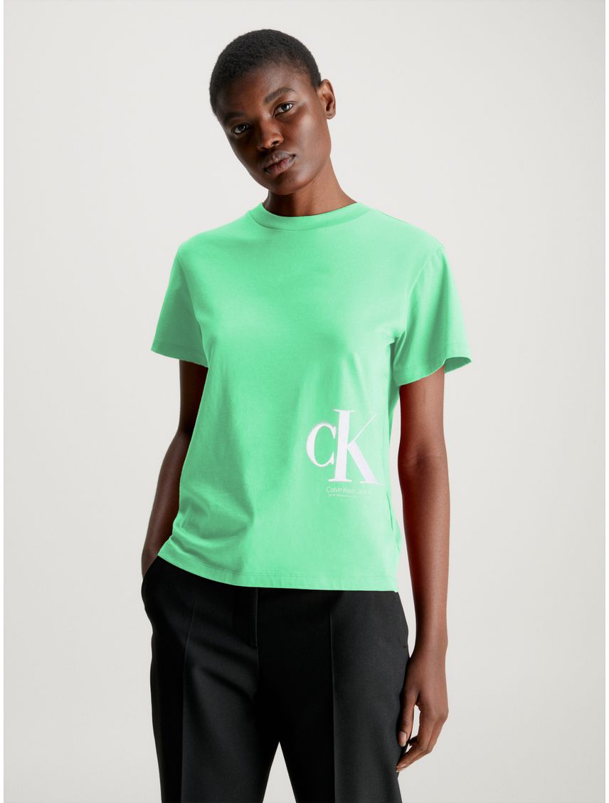 Remera regular con monograma efecto spray