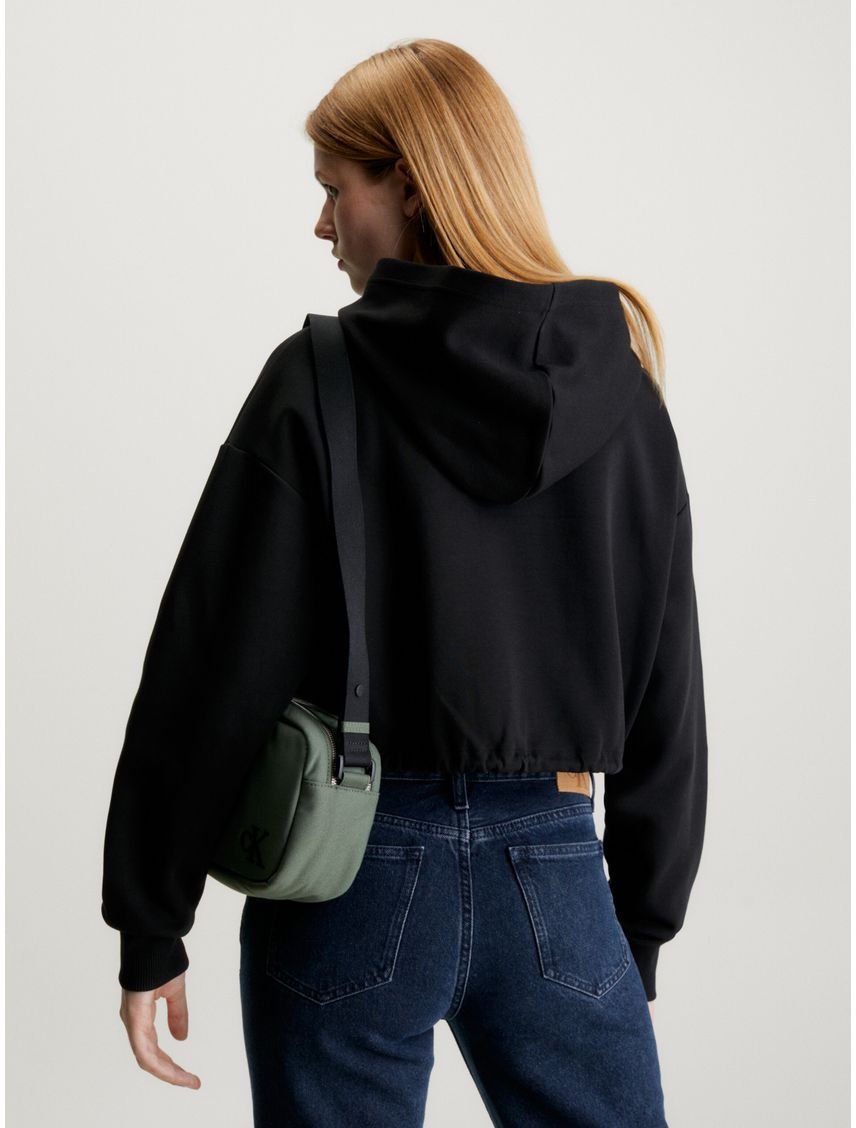Buzo cropped con capucha y logo grabado