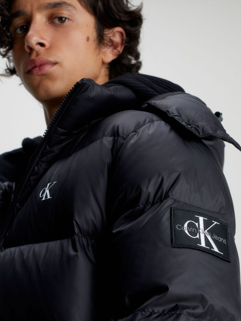 Campera-larga-de-plumas-essentials-