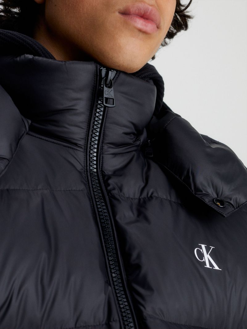 Campera-larga-de-plumas-essentials-