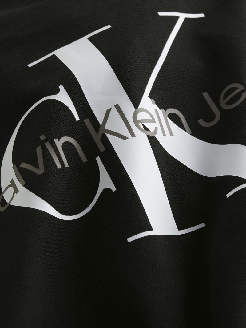 Remera-manga-larga-con-logotipo-bordado
