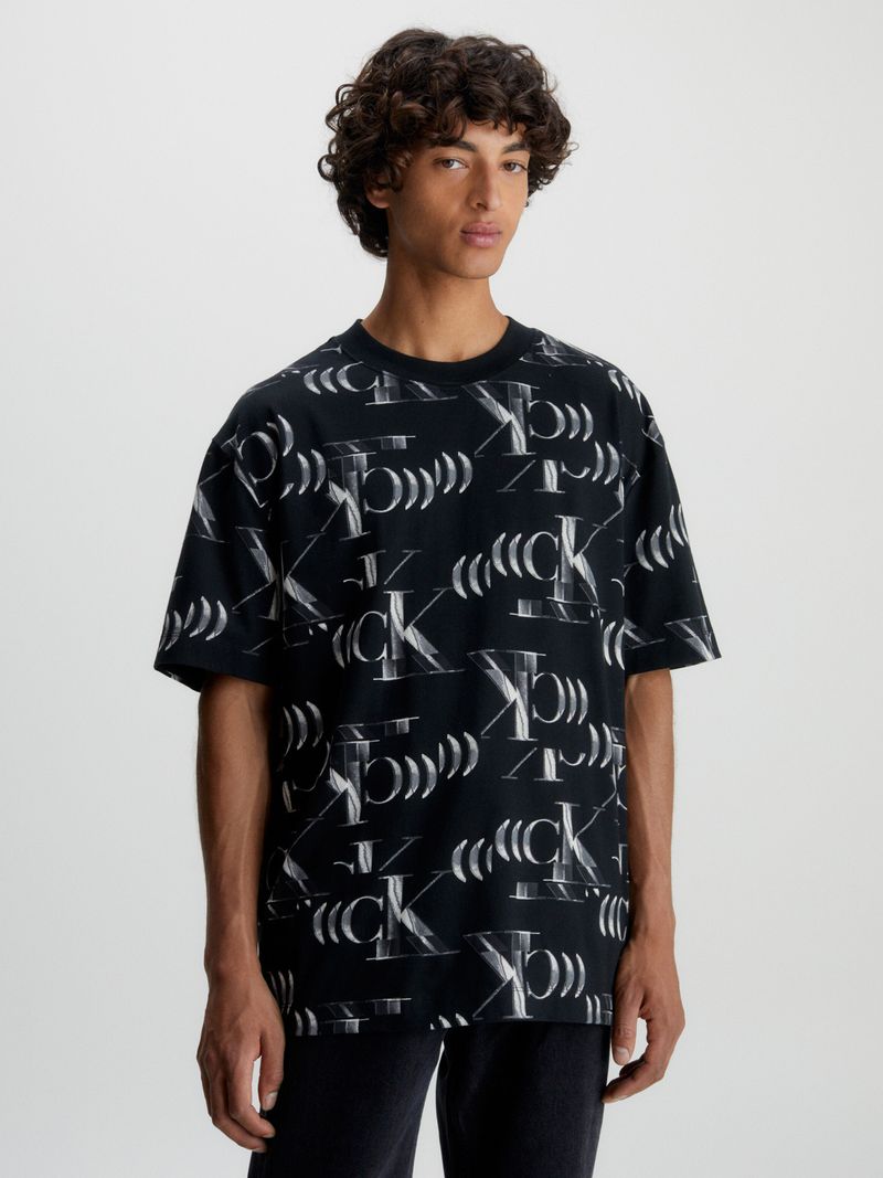 Remera-relaxed-con-logo-all-over