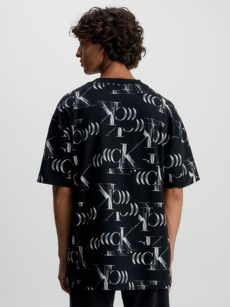 Remera-relaxed-con-logo-all-over