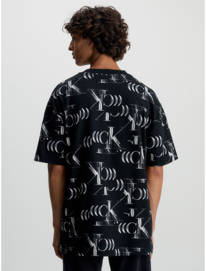 Remera relaxed con logo all over