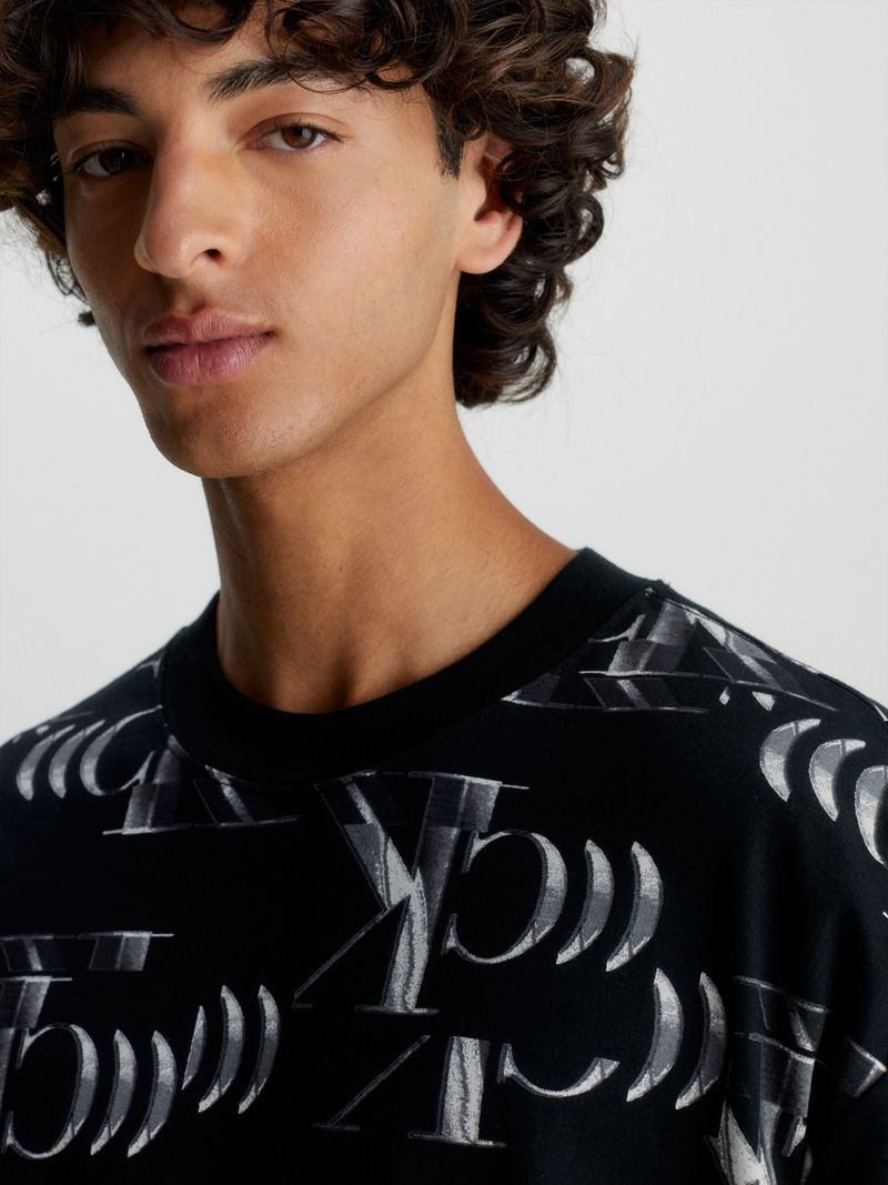 Remera-relaxed-con-logo-all-over