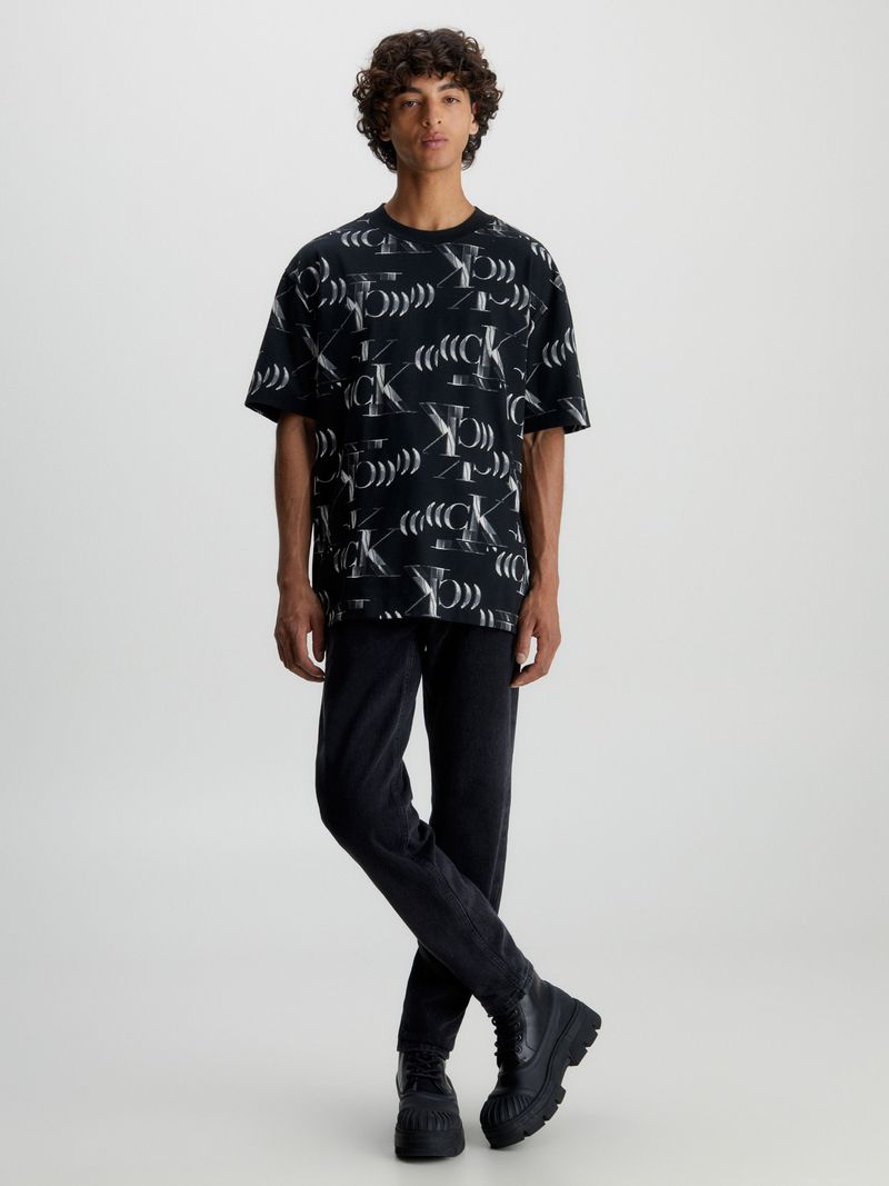 Remera-relaxed-con-logo-all-over