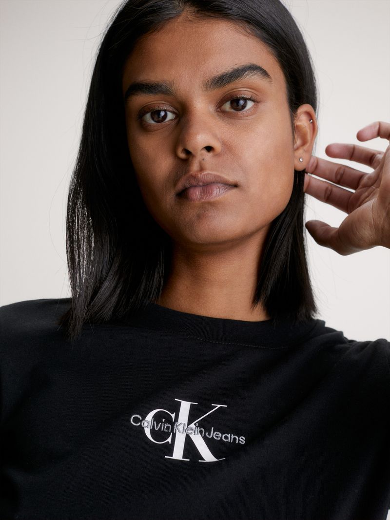 Remera-slim-con-monograma