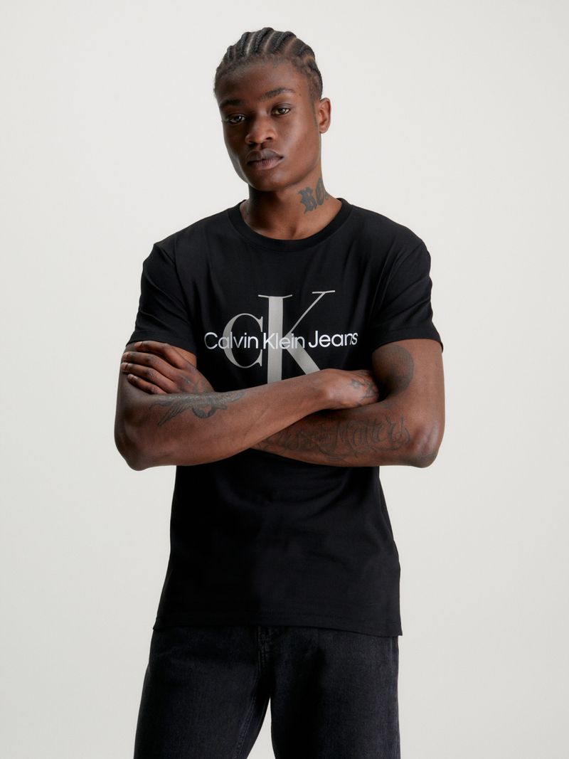 Remera-slim-con-monograma