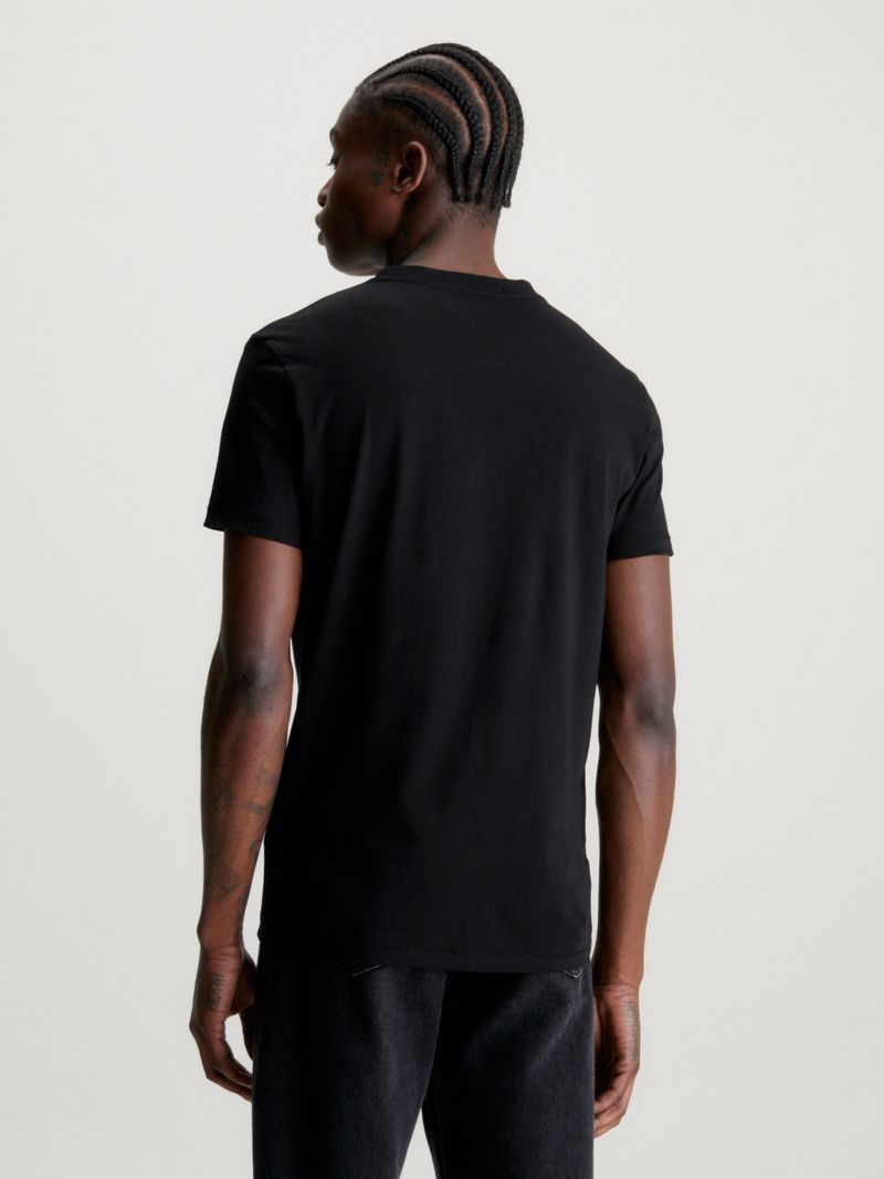 Remera-slim-con-monograma