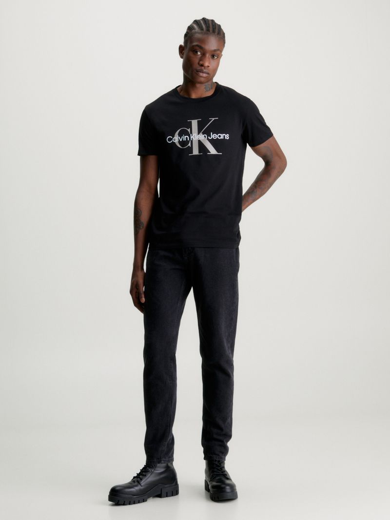 Remera-slim-con-monograma