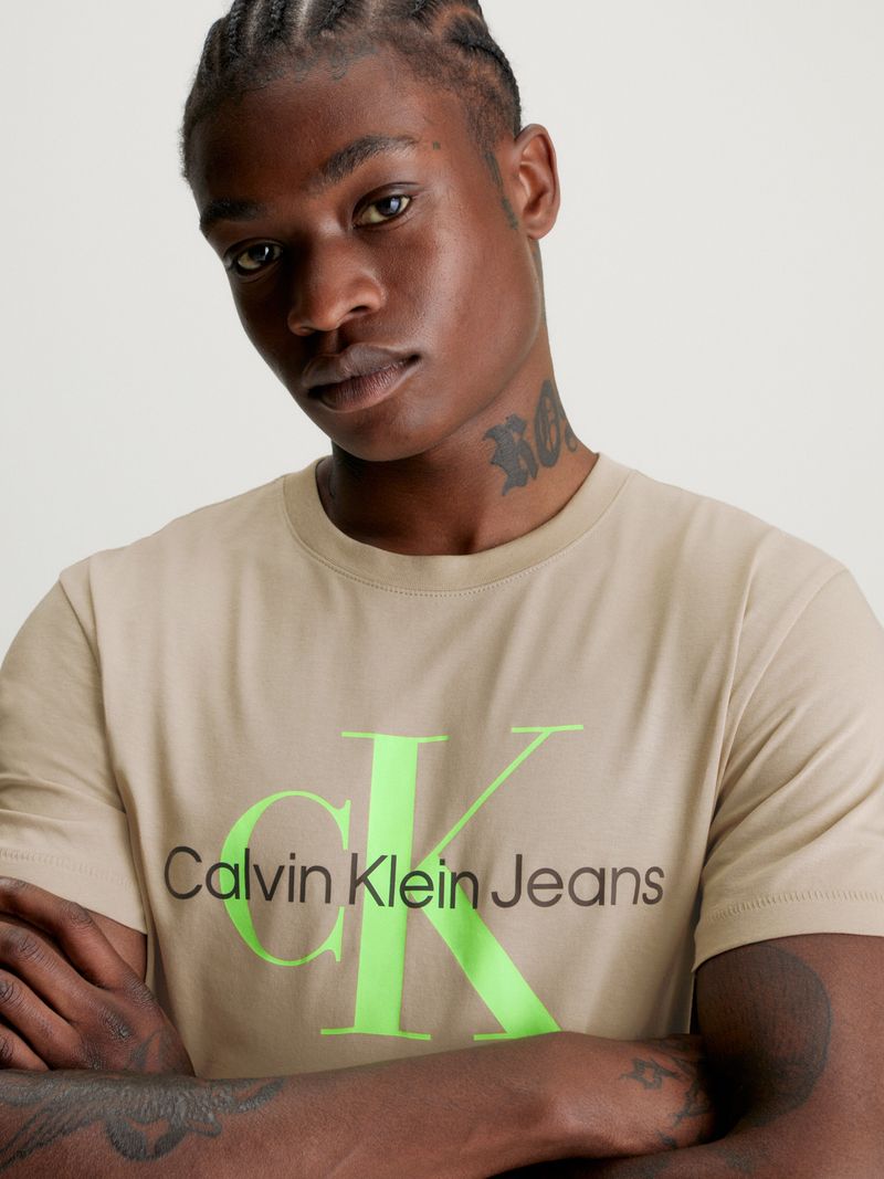 Remera-slim-con-monograma