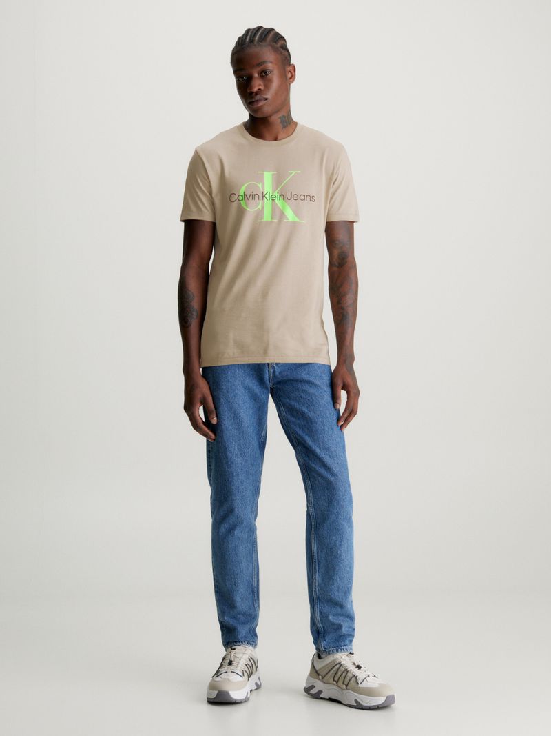 Remera-slim-con-monograma