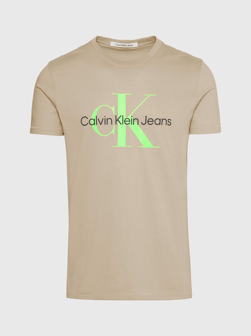 Remera-slim-con-monograma