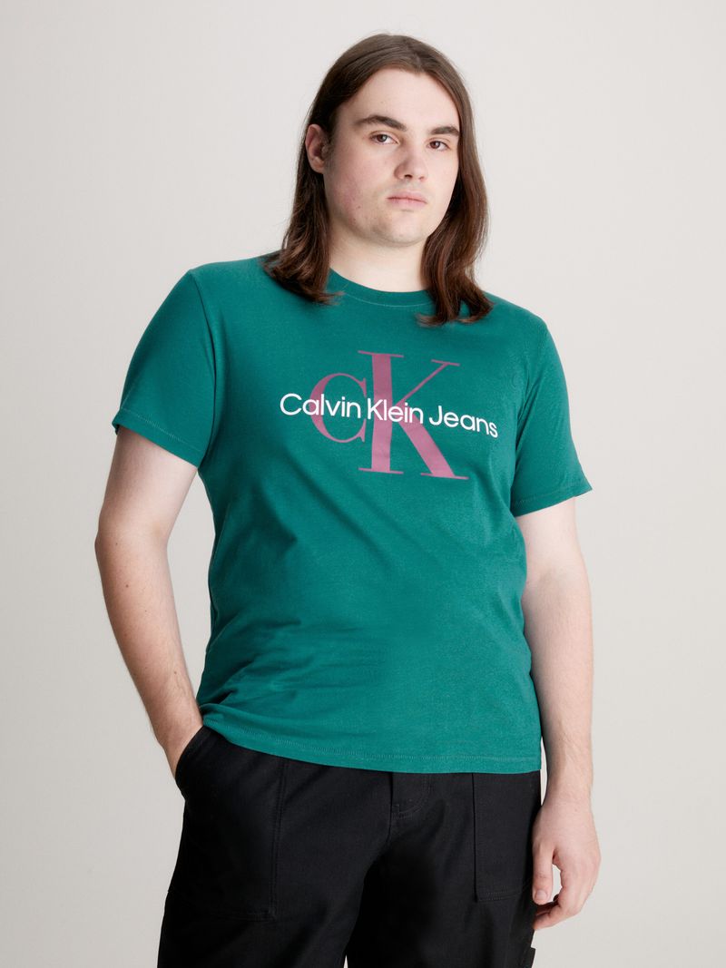 Remera-slim-con-monograma