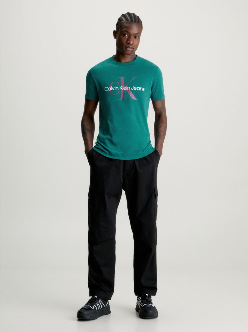 Remera-slim-con-monograma