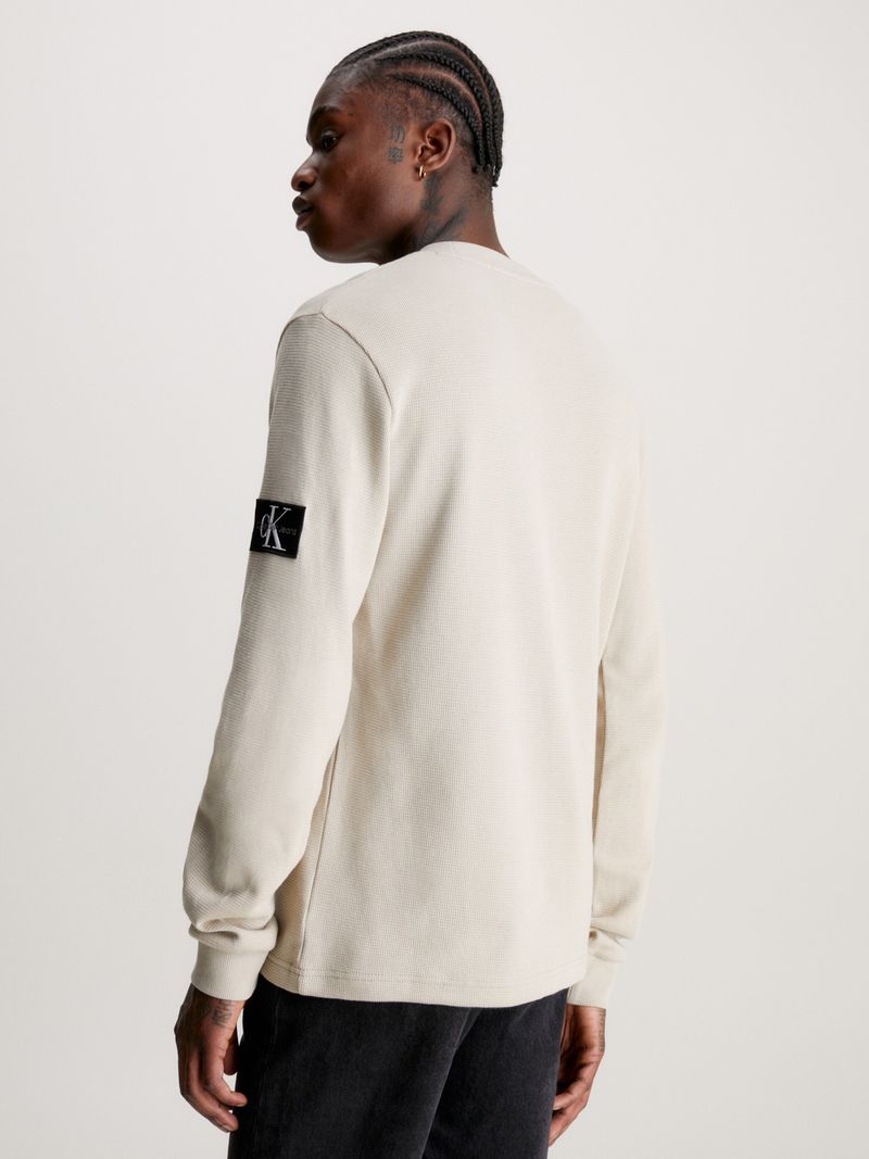 Remera-slim-de-manga-larga-de-punto-gofrado