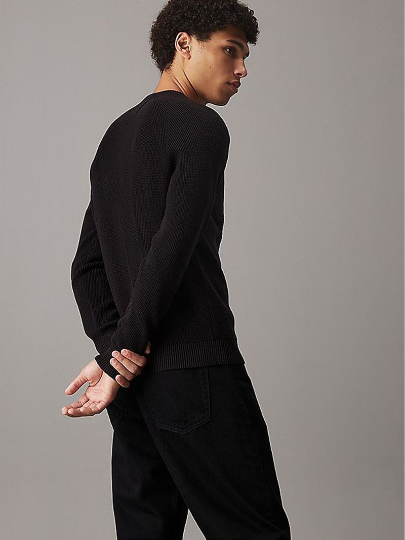 Sweater-con-insignia