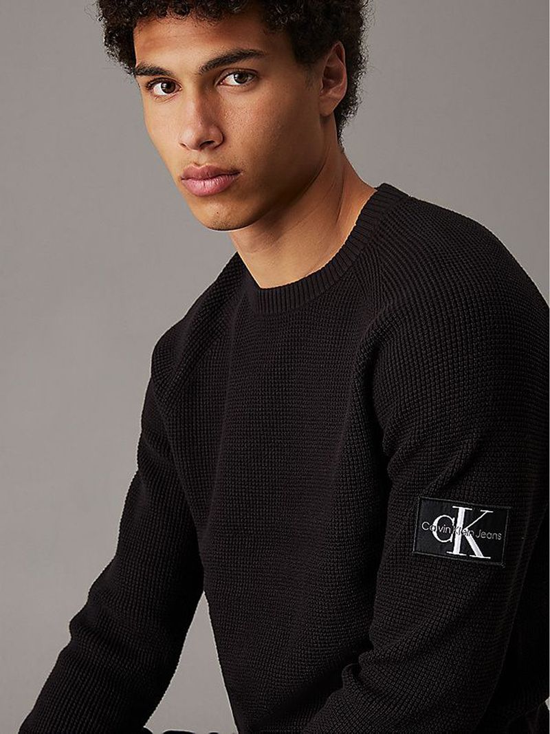 Sweater-con-insignia