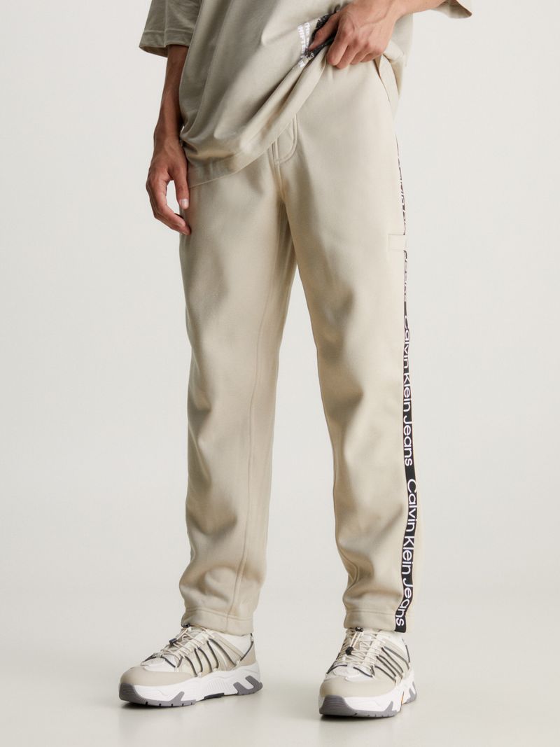 Pantalon-de-chandal-holgado-con-logo-Tape