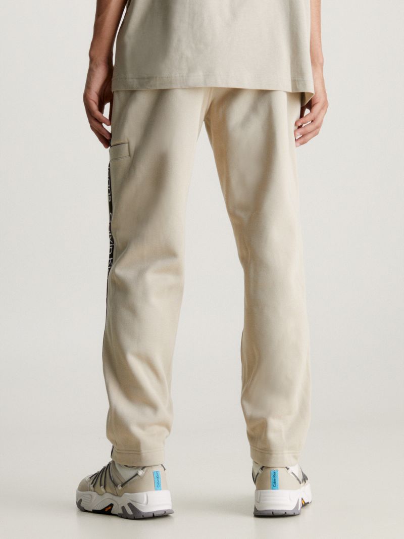 Pantalon-de-chandal-holgado-con-logo-Tape
