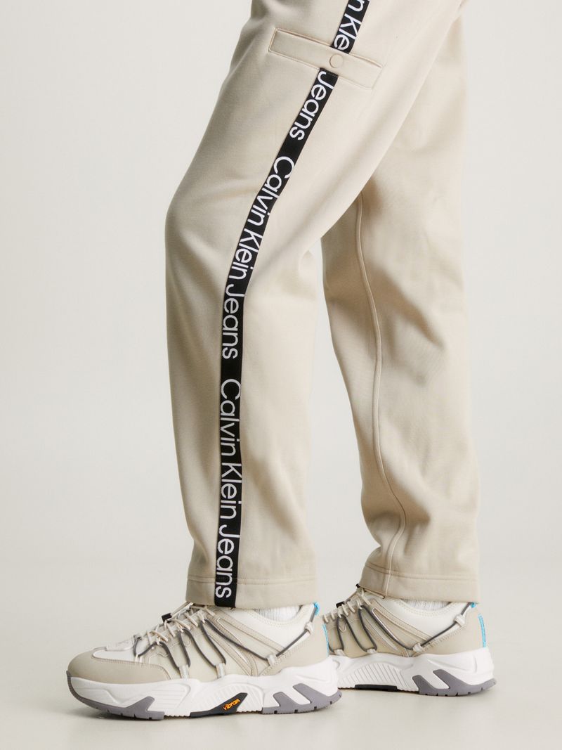 Pantalon-de-chandal-holgado-con-logo-Tape