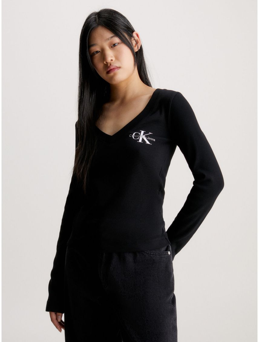 Remera slim de canalé con Cuello en V