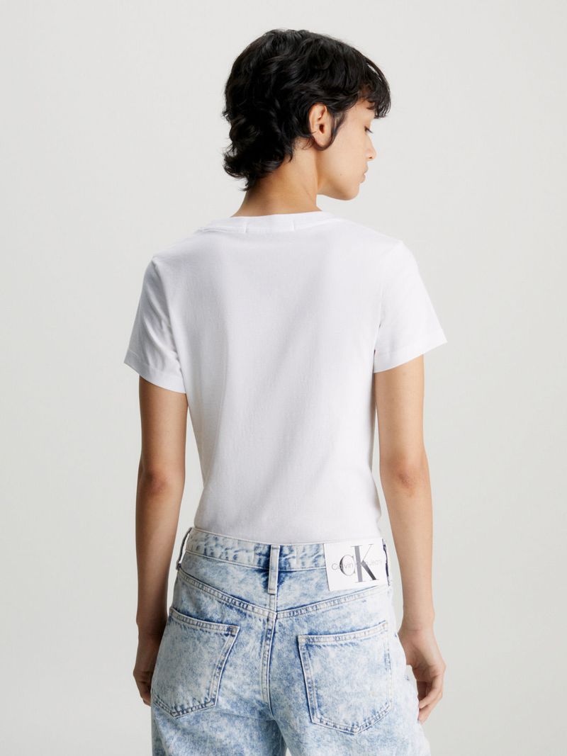 Remera-slim-con-monograma