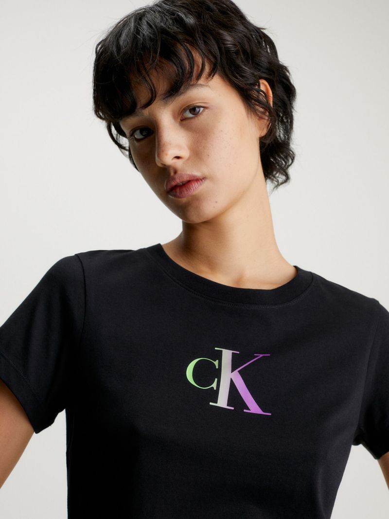 Remera-slim-con-monograma