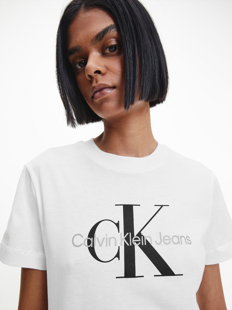 Remera-regular-fit-con-monograma