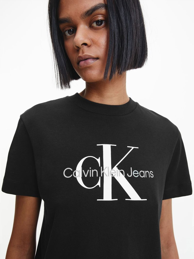 Remera-regular-fit-con-monograma