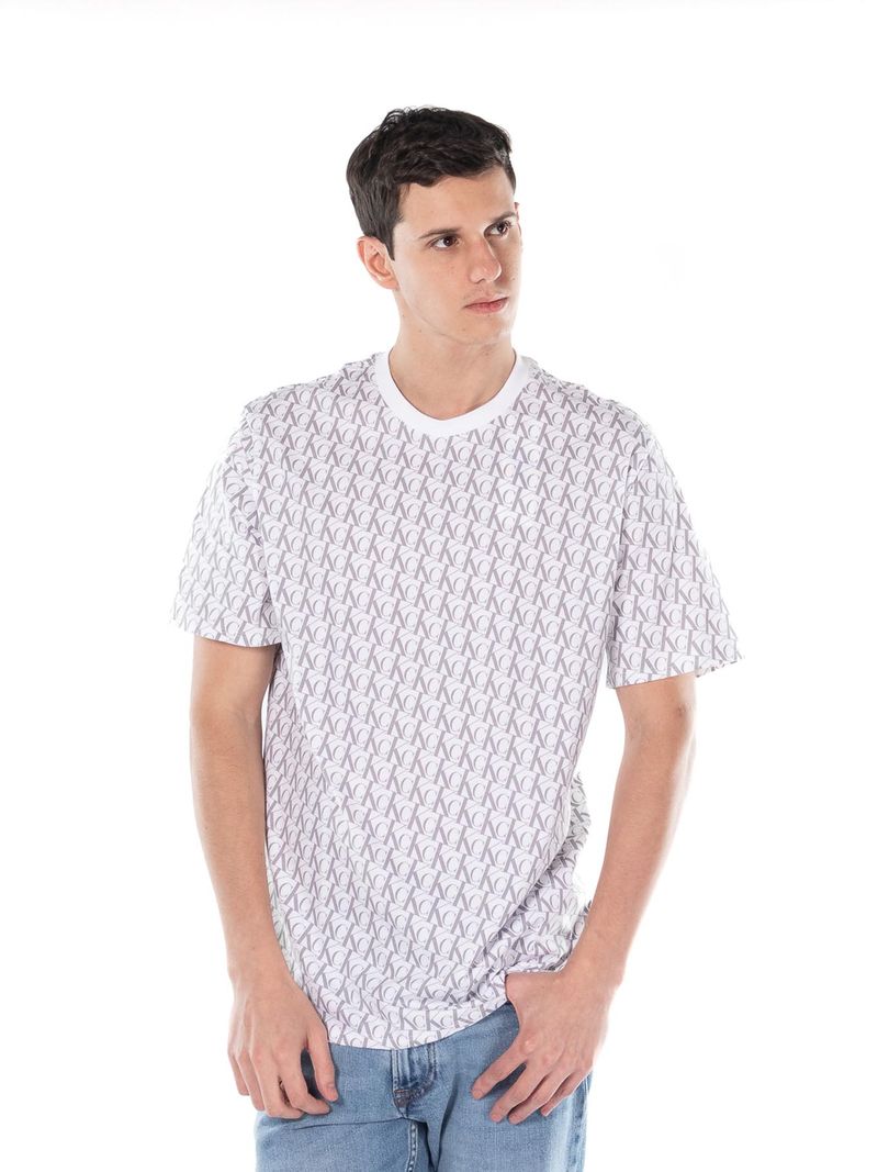 Remera-con-estampado-total
