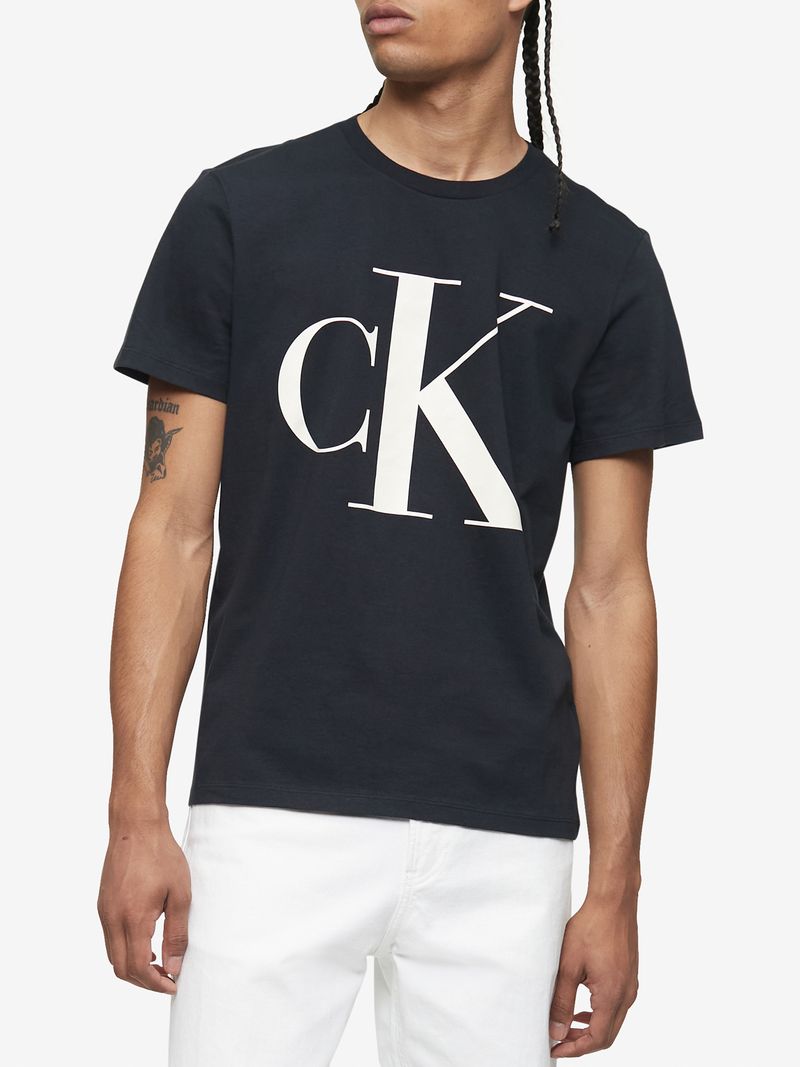 Remera-con-monograma