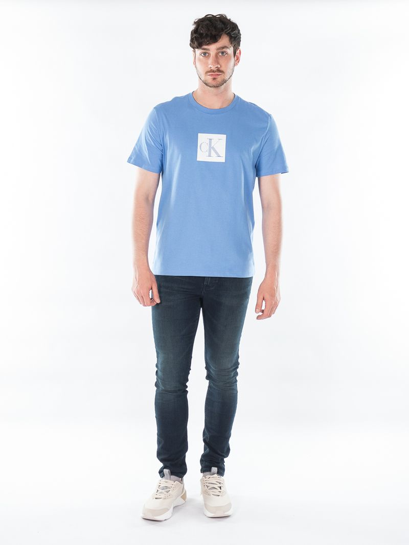 Remera-con-monograma-centrado