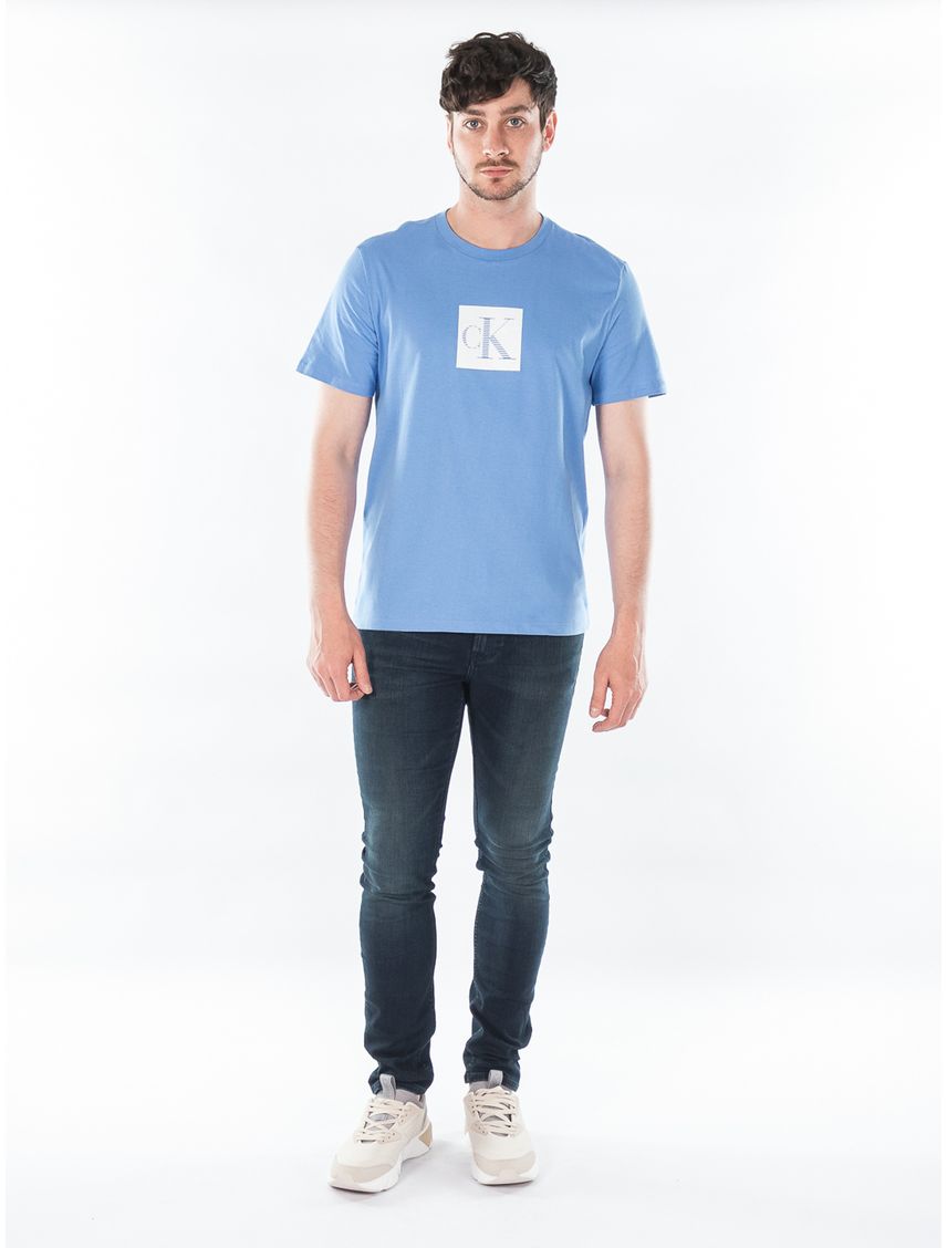 Remera con monograma centrado